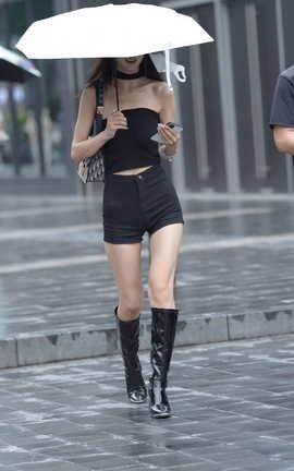 精选街拍作品 NO.1600 打着伞的漂亮黑色高靴美女_丽丝库