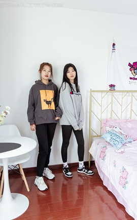 物恋传媒 NO.1021 闺蜜-AJ板鞋、棉袜、肉丝脚尖透明款、裸足_丽丝库