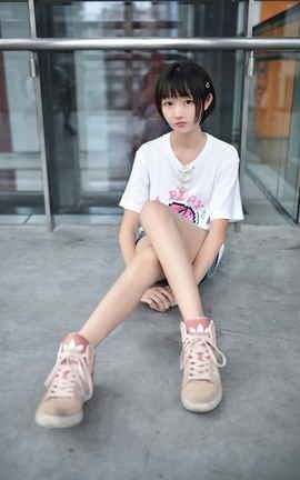 兔玩网二次元福利-短发妹子的小细腿