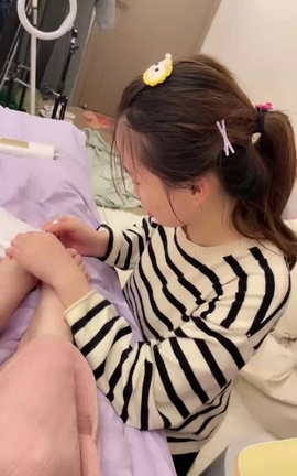 套路直播-橘子没熟-开发抖M闺蜜舔脚（中间有卡顿）[608X1080 54分8秒]_丽丝库