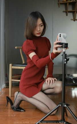 异思趣向IESS 2022.03.09 丝享家1023：小六《红裙嘿丝自拍》_丽丝库