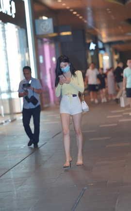 精选街拍作品 NO.1598 白色热裤大长腿美女_丽丝库