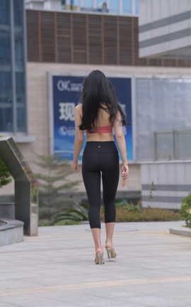 精选街拍作品 NO.0141 紧身裤少妇 part2_丽丝库