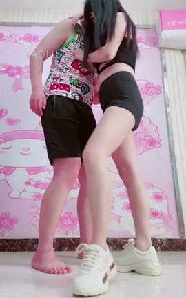 套路直播-兔粉粉-纯欲诱惑gucci踩踏接吻[540X960 32分6秒]_丽丝库