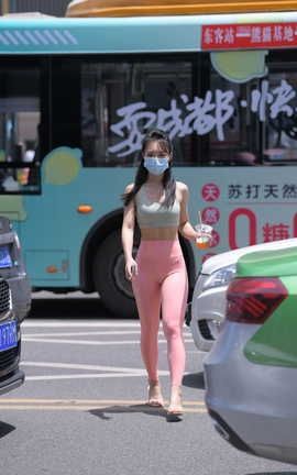 精选街拍作品 NO.0253 盛夏街拍作品 珍珠粉亮光紧身瑜伽裤小姐姐 part4_丽丝库