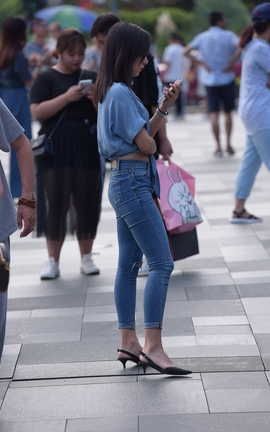 精选街拍作品 NO.0092 阿娜多姿的紧身裤牛仔裤美女_丽丝库