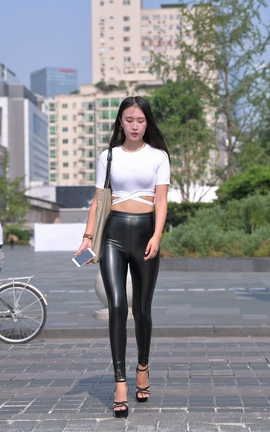 精选街拍作品 NO.0010 身姿挺拔紧身皮裤美女图片第1部_丽丝库