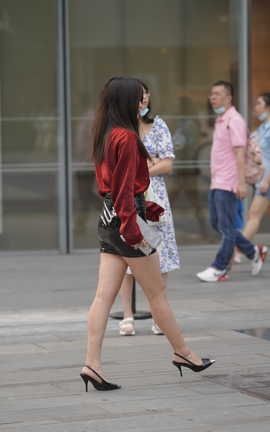 精选街拍作品 NO.1567 红衣黑色皮裙小姐姐 part5_丽丝库