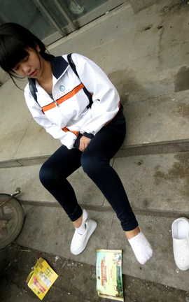 付费群足控大神 真实搭讪街头女学生脱鞋脱袜要袜子_丽丝库