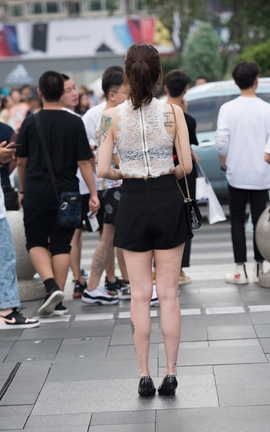 精选街拍作品 NO.1453 漂亮的白色镂空美女_丽丝库