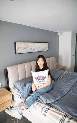 物恋传媒 NO.132 Elise-床边的白色板鞋搭配白色棉袜与灰色棉袜_丽丝库