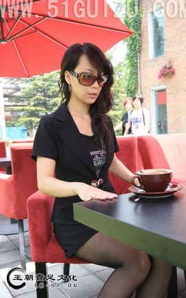 王朝贵足 No.093 梅子office制服黑丝午后咖啡外景系列B