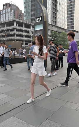 精选街拍作品 NO.0989 摄霸街拍作品 小姐姐的裙子好短耶_丽丝库