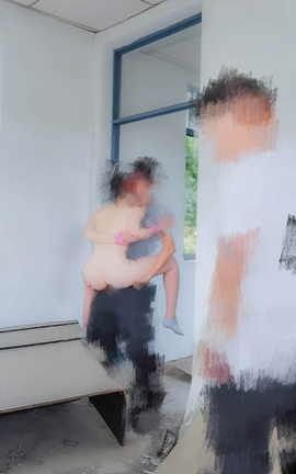 嘉欣小师妹保安亭躲雨被路人_丽丝库