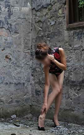 丝间舞 原创个人丝袜摄影 NO.372 废墟的窗口长满了蔷薇，下面就是赤裸的丝袜