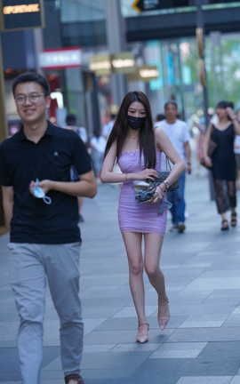 精选街拍作品 NO.1474 紫色吊带包臀裙美女_丽丝库