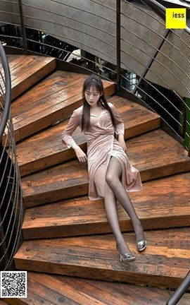 异思趣向IESS美足写真 丝享家133 紫紫《楼道里的黑丝美女》