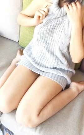 菲菲鱼–可爱甜美巨RU萝莉开胸毛衣