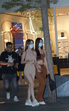 精选街拍作品 NO.1568 极品紧身裤美女_丽丝库