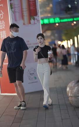 精选街拍作品 NO.1500 紧身白裤小女友_丽丝库