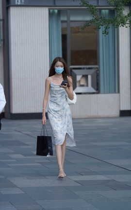 精选街拍作品 NO.1577 吊带长裙美女_丽丝库