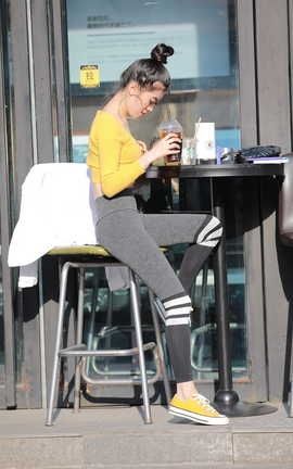 精选街拍作品 NO.1267 玻璃街拍作品 大耳环小姐姐_丽丝库