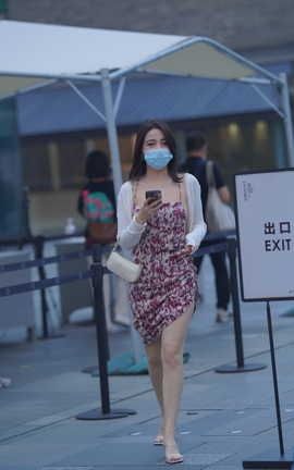 精选街拍作品 NO.1544 碎花吊带裙少妇_丽丝库