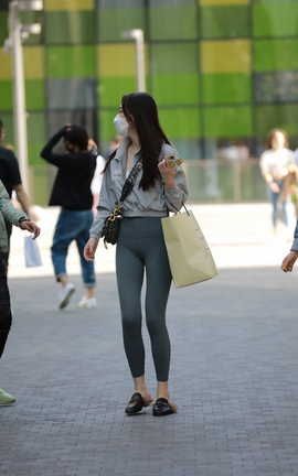 精选街拍作品 NO.1429 紧身瑜伽裤小姐姐_丽丝库