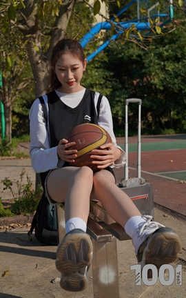 异思趣向IESS 一千零一夜 Vol.094  70模特：草莓《陪女朋友打篮球1》_丽丝库