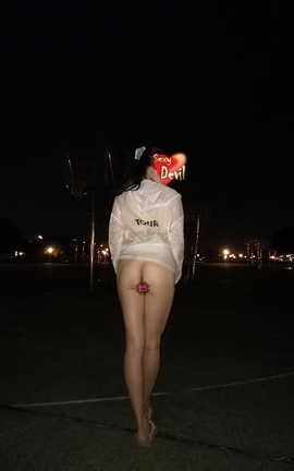 爱露出全站付费资源-户外人前 运动场露出性感_丽丝库