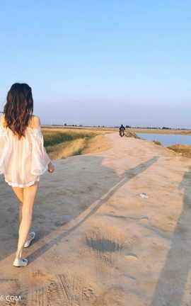 极品身材苗条推特网红 衣山人 各种户外露出_丽丝库