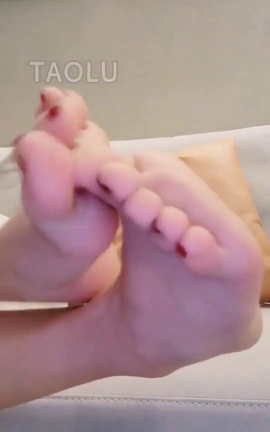 套路直播-禾未禾末-沉浸式舔脚，跪着进[540X960 3分44秒]_丽丝库