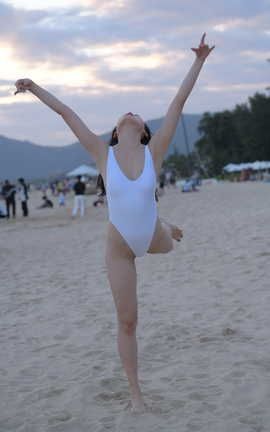 精选街拍作品 NO.1202 一始街拍作品 海边的白色连体比基尼美女 part3_丽丝库