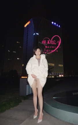 樱玉花子-加班公司楼下剧院广场露出_丽丝库
